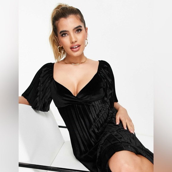 ASOS DESIGN twist back pleated empire waist velvet maxi dress in Black - Picture 4 of 14